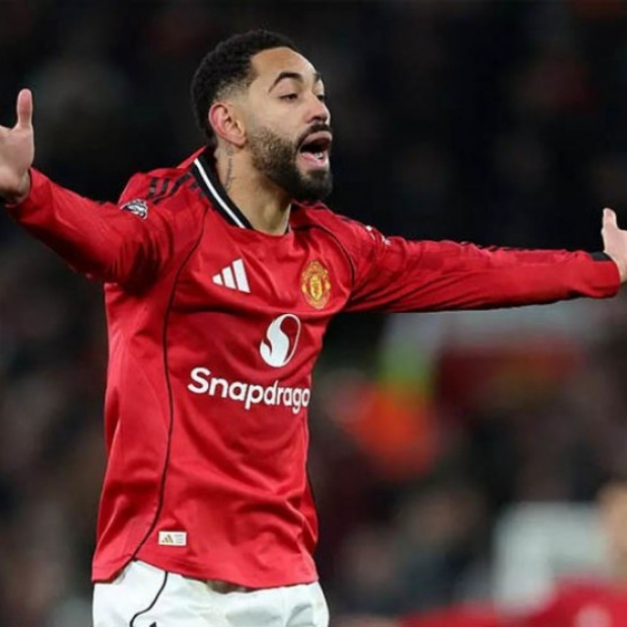  - Cunha quen thói lèm bèm, bất mãn ra mặt với fan MU