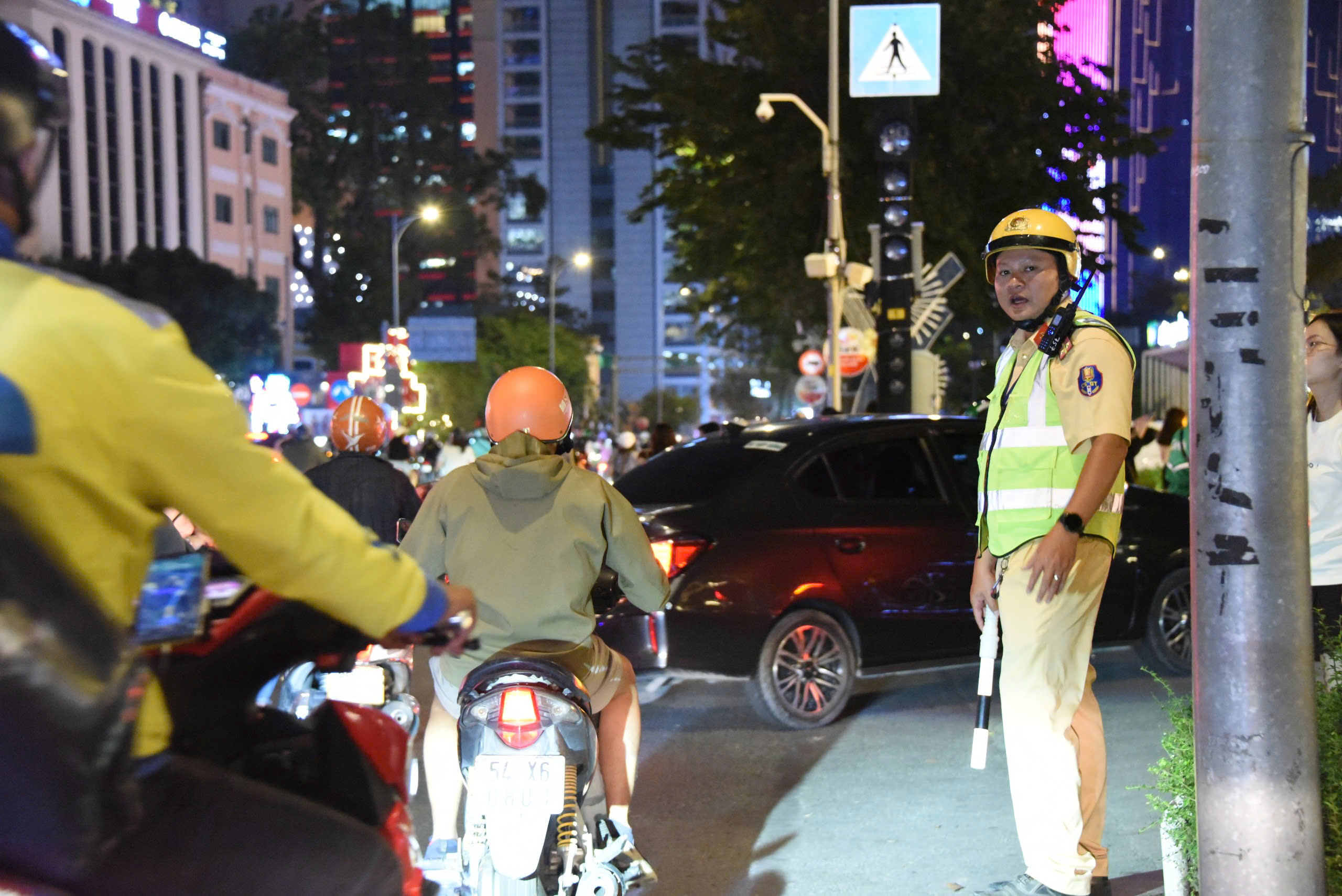 Rừng người cuồn cuộn đổ về khu vực trung tâm, xem pháo hoa rực rỡ đêm giao thừa - 14