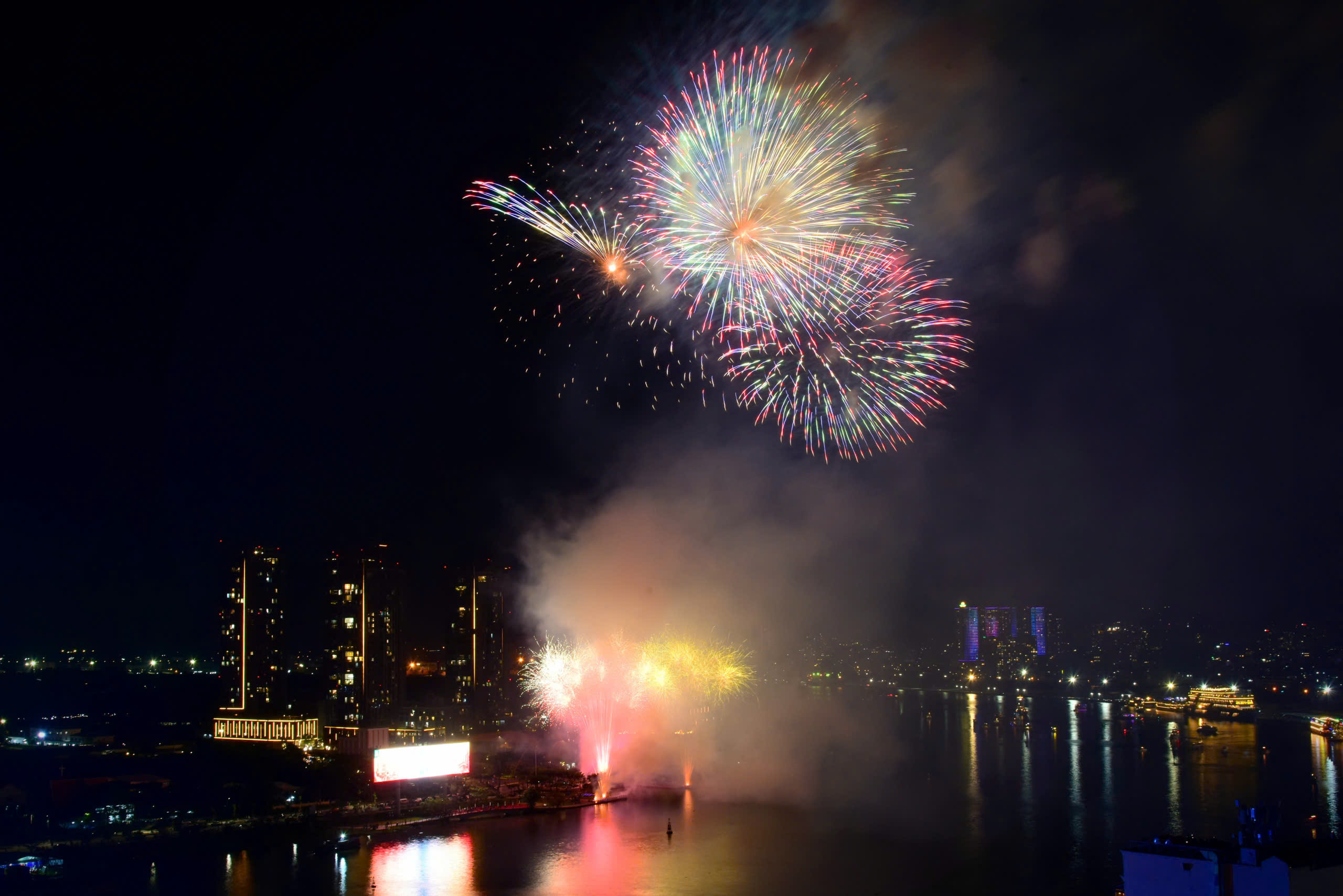 Rừng người cuồn cuộn đổ về khu vực trung tâm, xem pháo hoa rực rỡ đêm giao thừa - 15