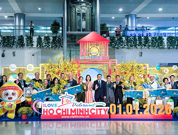 TP.HCM rực rỡ sắc xuân đón chào đoàn khách quốc tế 'xông đất' đầu năm 2026