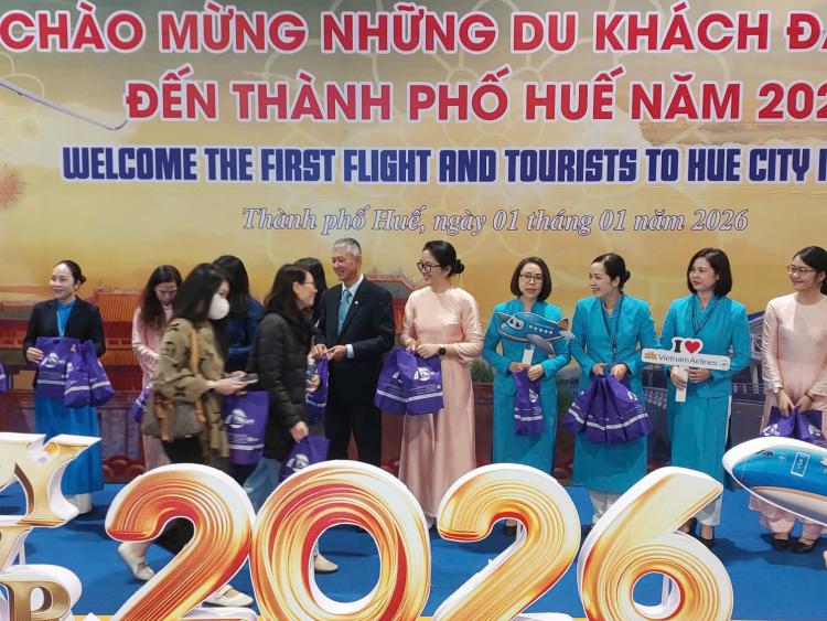 Huế chào mừng những du khách 'xông đất' đầu năm mới