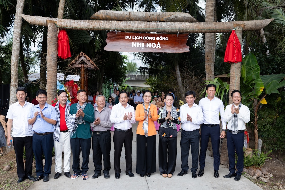 ap nho nhi hoa ron rang don khach du lich toi trai nghiem cuoc song chuan mien tay - 16