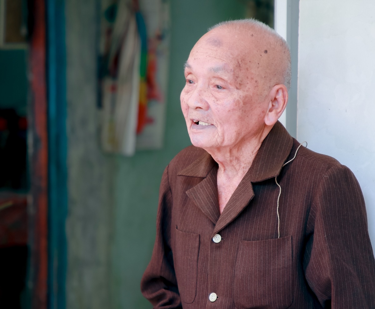 cu ong hon 90 tuoi lam du lich: 