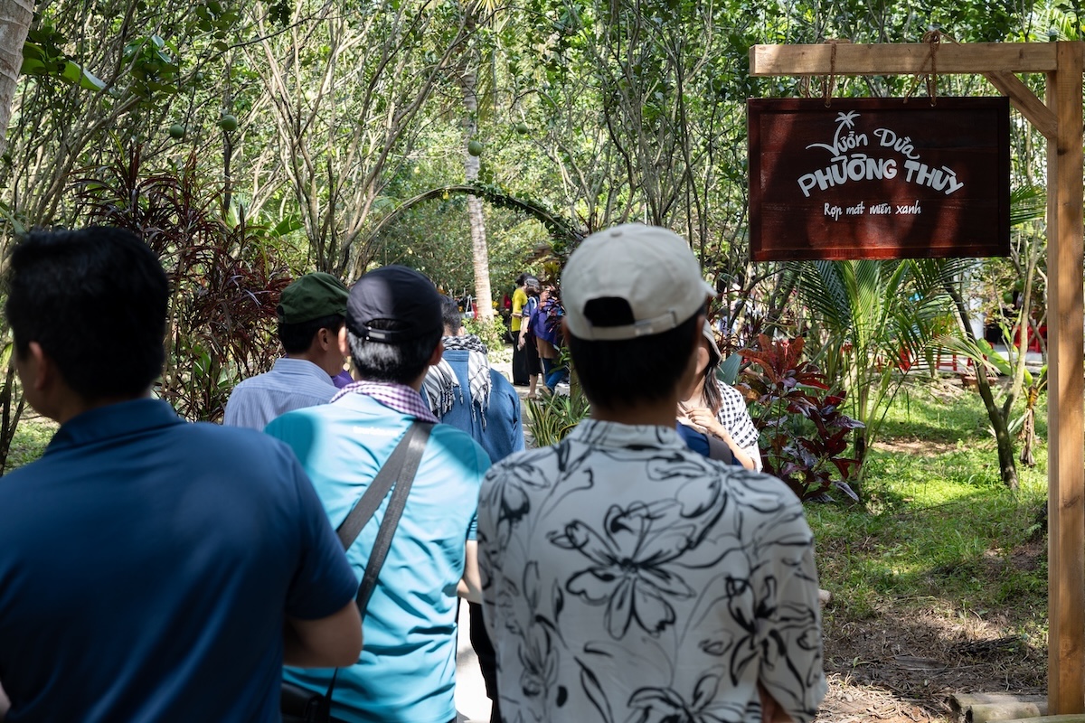 cu ong hon 90 tuoi lam du lich: 