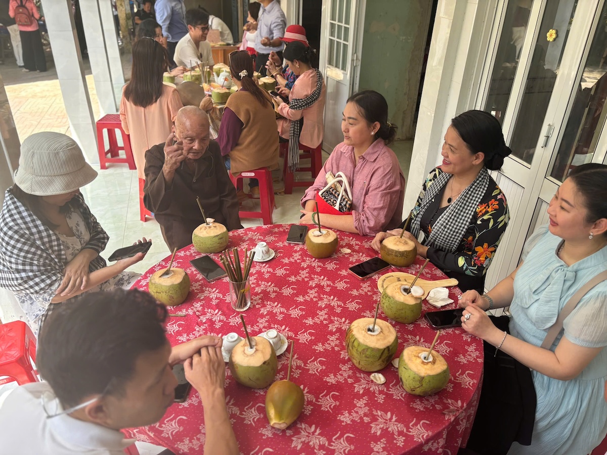 cu ong hon 90 tuoi lam du lich: 