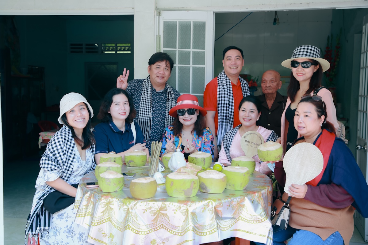 cu ong hon 90 tuoi lam du lich: 