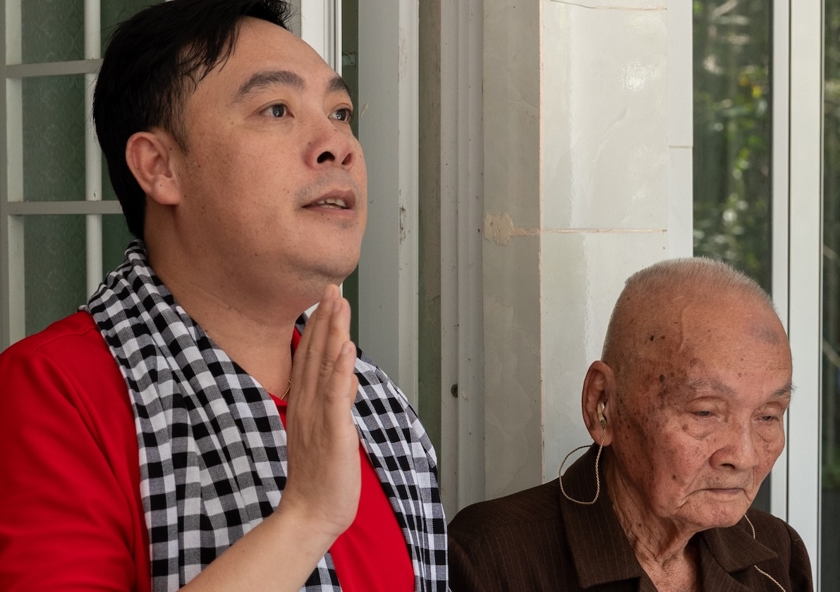 cu ong hon 90 tuoi lam du lich: 