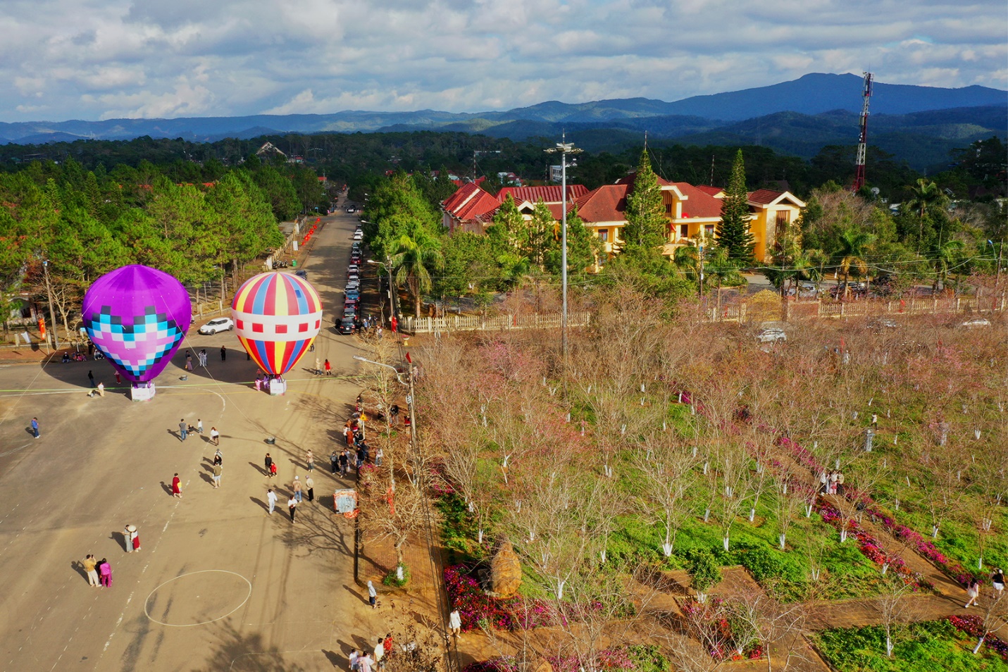 Hàng nghìn du khách đổ về Măng Đen trong ngày đầu năm mới 2026 - 6