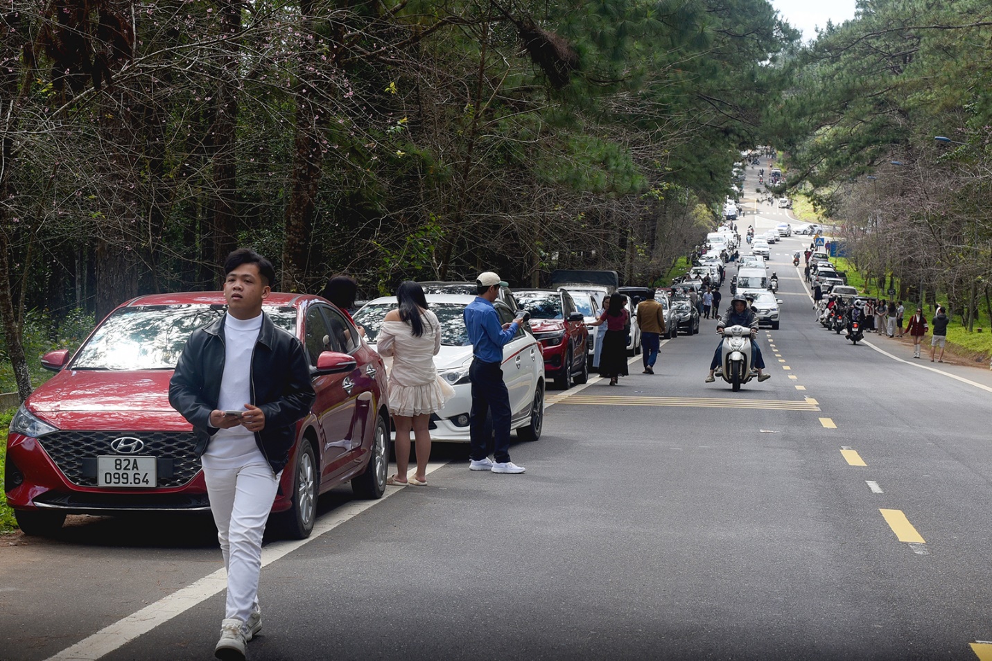 Hàng nghìn du khách đổ về Măng Đen trong ngày đầu năm mới 2026 - 2