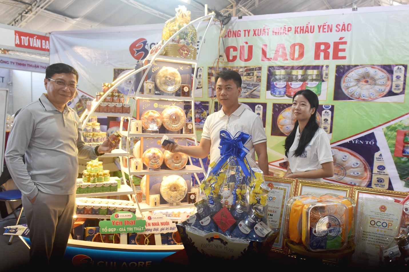 Hàng nghìn du khách đổ về Măng Đen trong ngày đầu năm mới 2026 - 17