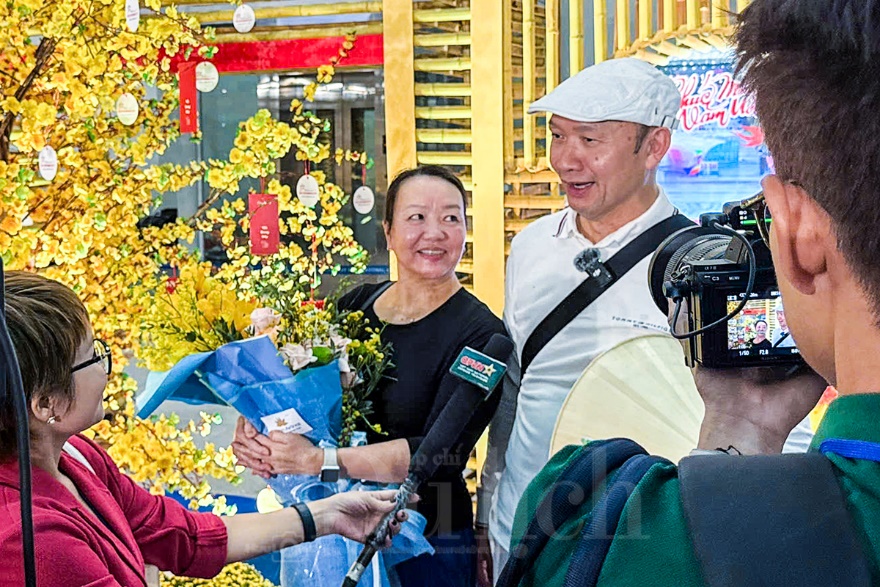 TP.HCM rực rỡ sắc xuân đón chào đoàn khách quốc tế 'xông đất' đầu năm 2026 - 3