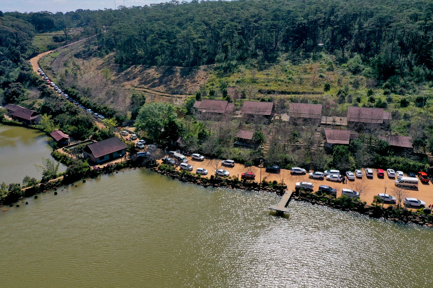 Hàng nghìn du khách đổ về Măng Đen trong ngày đầu năm mới 2026 - 3