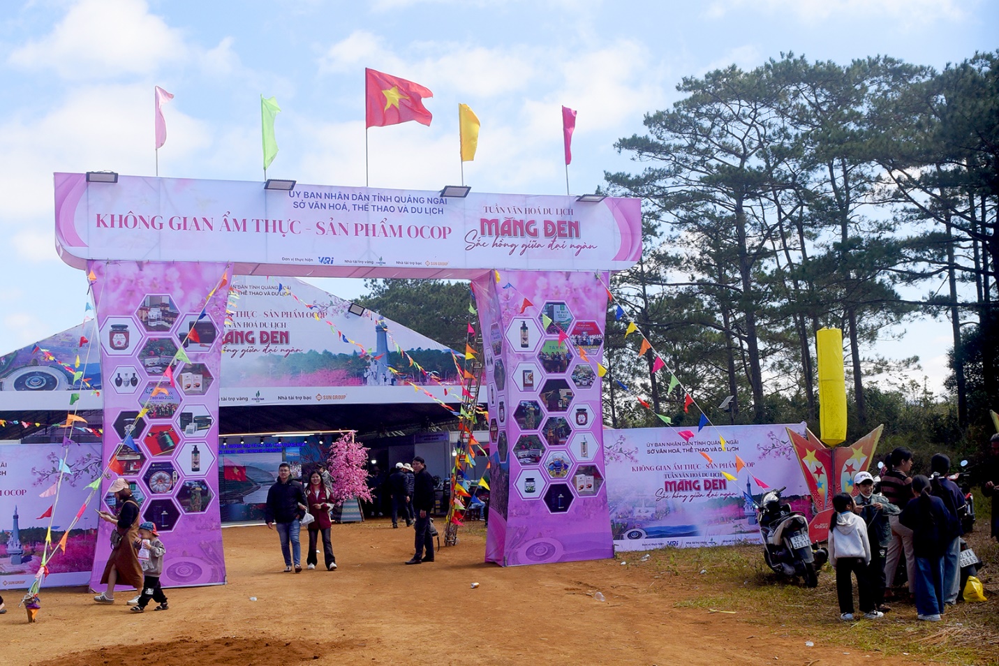 Hàng nghìn du khách đổ về Măng Đen trong ngày đầu năm mới 2026 - 15