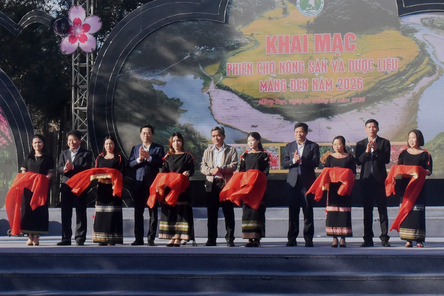 Hàng nghìn du khách đổ về Măng Đen trong ngày đầu năm mới 2026 - 8