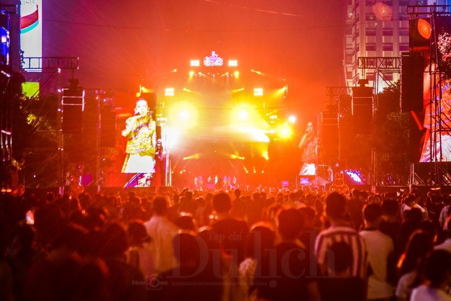 TP.HCM đón chào năm mới: Điểm hẹn giao thừa của du khách muôn phương - 7