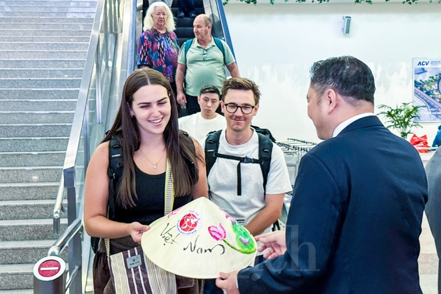 TP.HCM rực rỡ sắc xuân đón chào đoàn khách quốc tế 'xông đất' đầu năm 2026 - 12