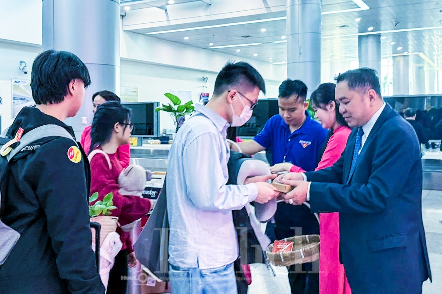 TP.HCM rực rỡ sắc xuân đón chào đoàn khách quốc tế 'xông đất' đầu năm 2026 - 9