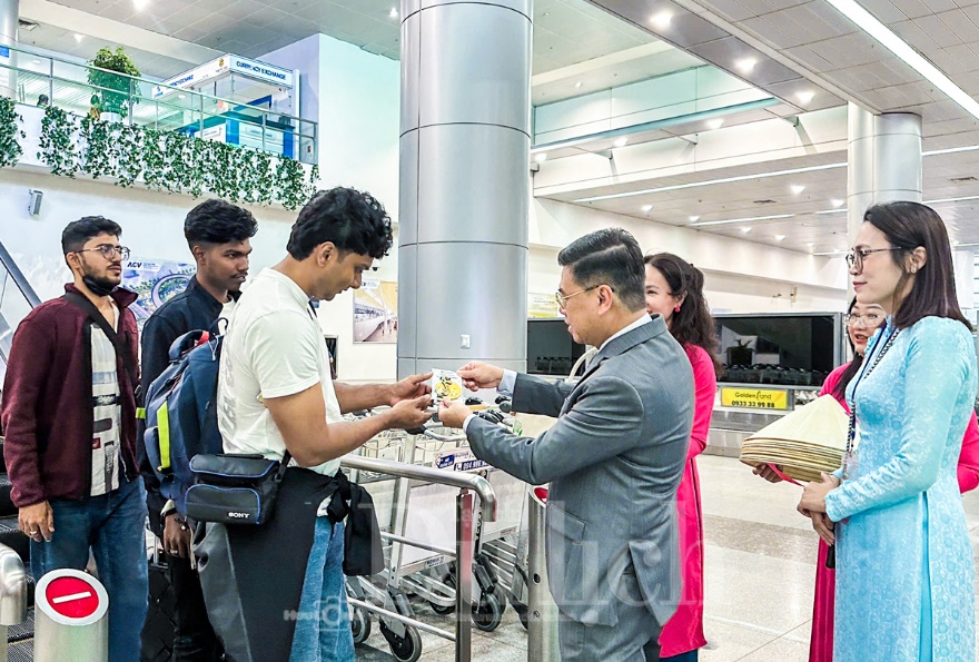 TP.HCM rực rỡ sắc xuân đón chào đoàn khách quốc tế 'xông đất' đầu năm 2026 - 11