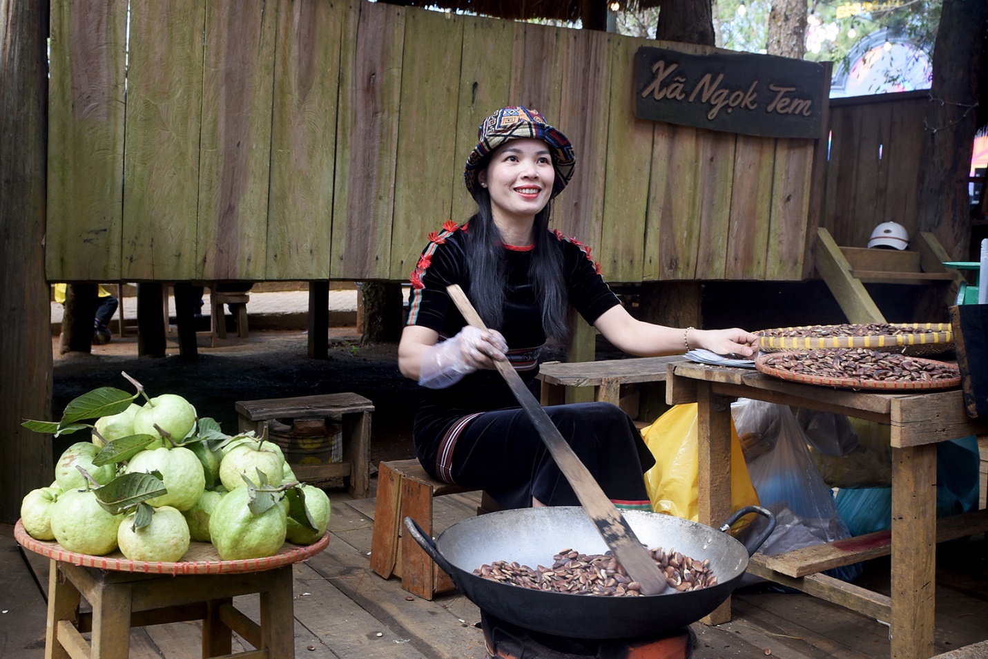 Hàng nghìn du khách đổ về Măng Đen trong ngày đầu năm mới 2026 - 13