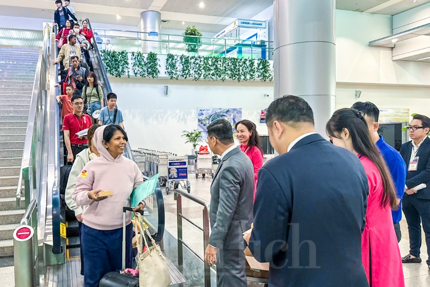 TP.HCM rực rỡ sắc xuân đón chào đoàn khách quốc tế 'xông đất' đầu năm 2026 - 5