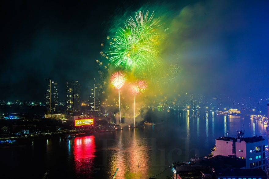 TP.HCM đón chào năm mới: Điểm hẹn giao thừa của du khách muôn phương - 11