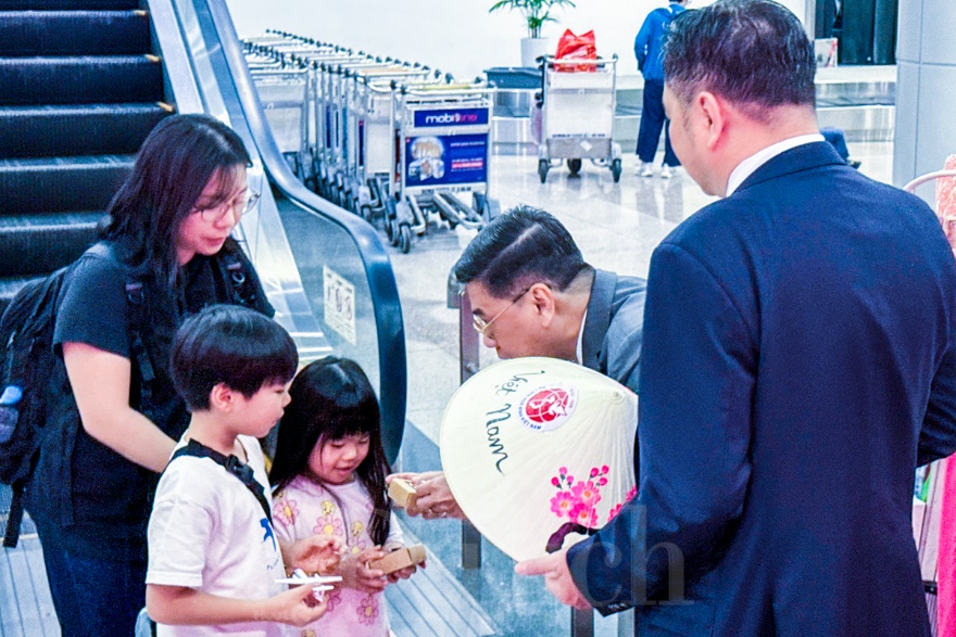 TP.HCM rực rỡ sắc xuân đón chào đoàn khách quốc tế 'xông đất' đầu năm 2026 - 8