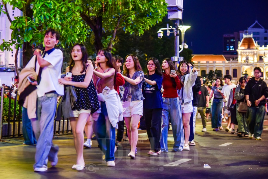 TP.HCM đón chào năm mới: Điểm hẹn giao thừa của du khách muôn phương - 13