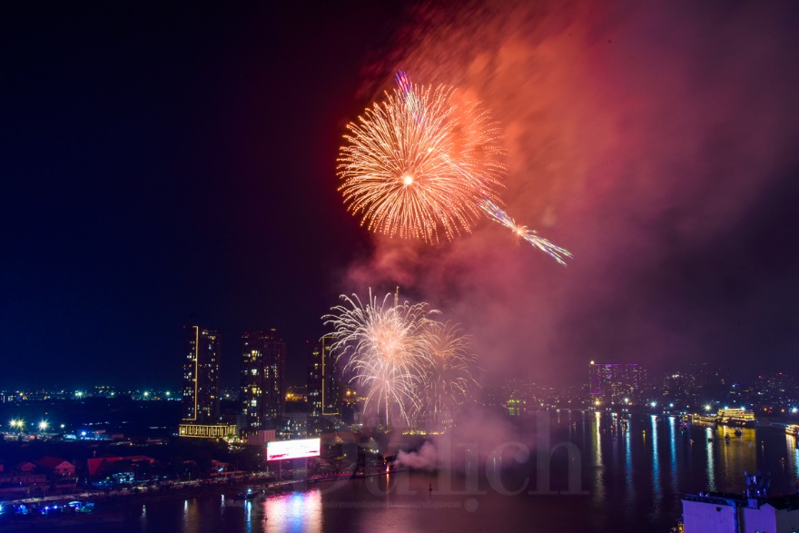 TP.HCM đón chào năm mới: Điểm hẹn giao thừa của du khách muôn phương - 15