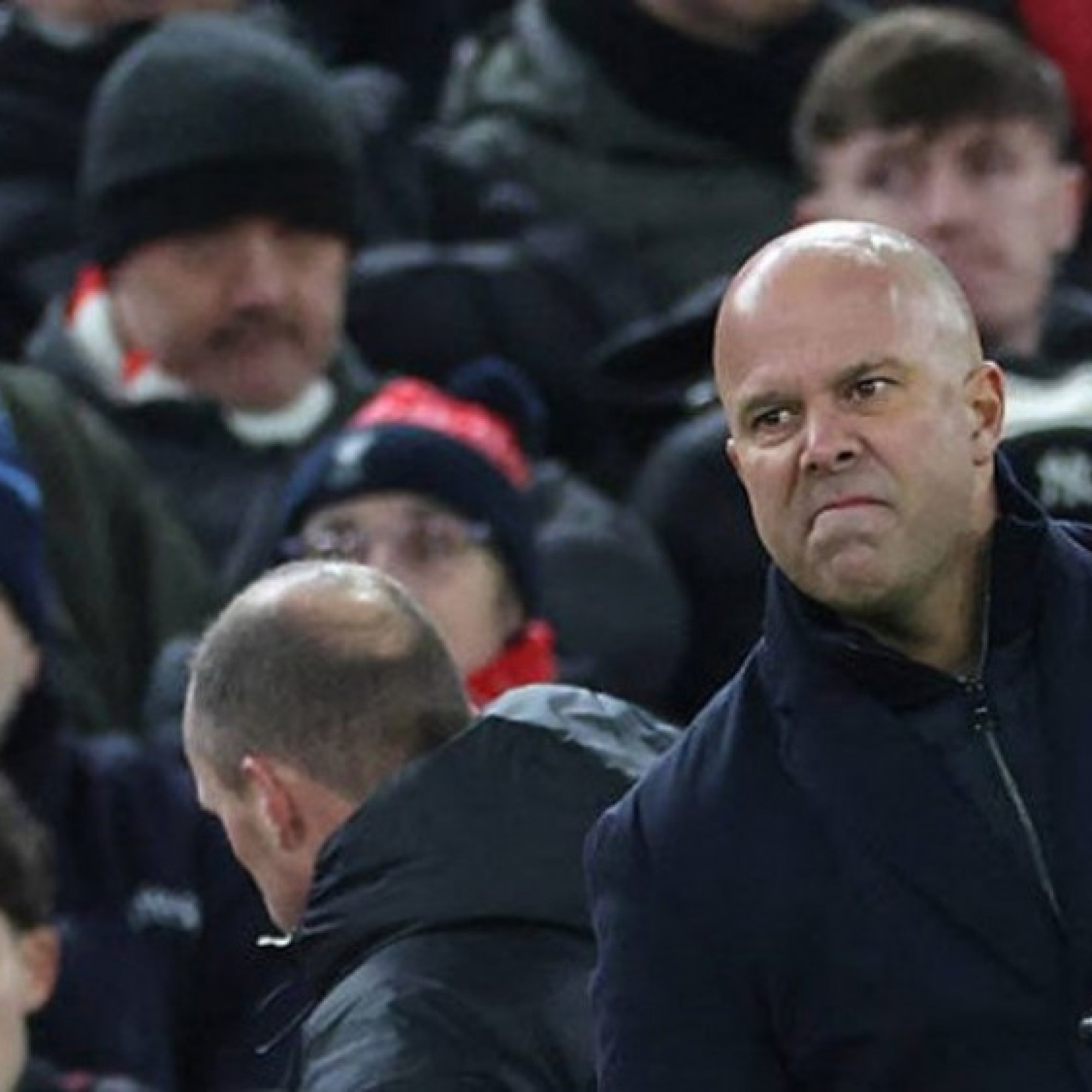  - Arne Slot khó lòng trụ sang mùa sau, Liverpool dễ phải đua top 4 đến hết mùa