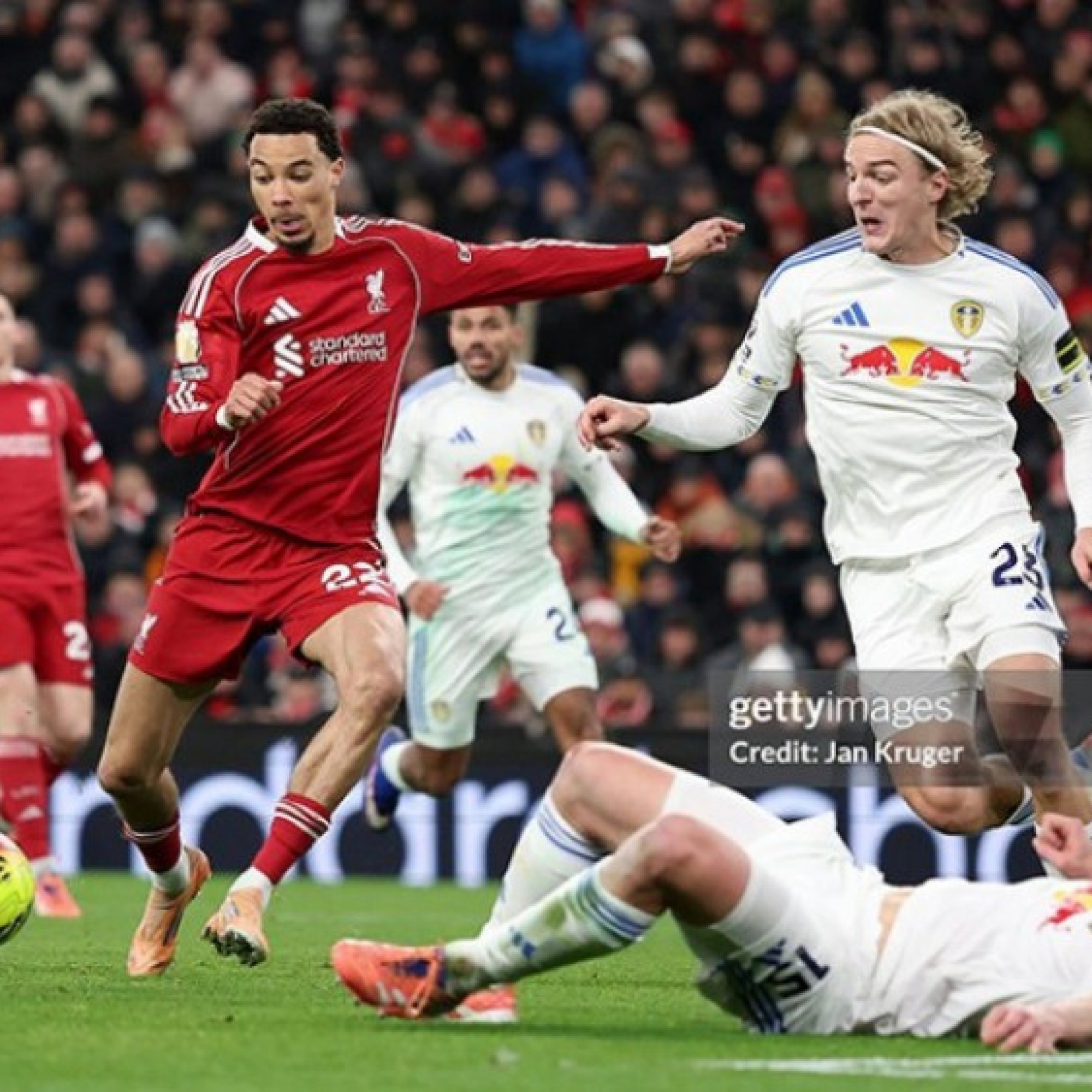  - Nóng bảng xếp hạng Ngoại hạng Anh: Man City - Liverpool sa lầy, Arsenal gia tăng cách biệt