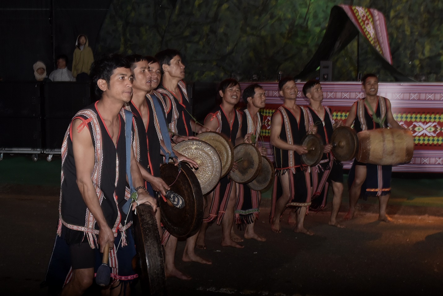 tuan le van hoa  mang den - sac hong giua dai ngan hap dan du khach - 7