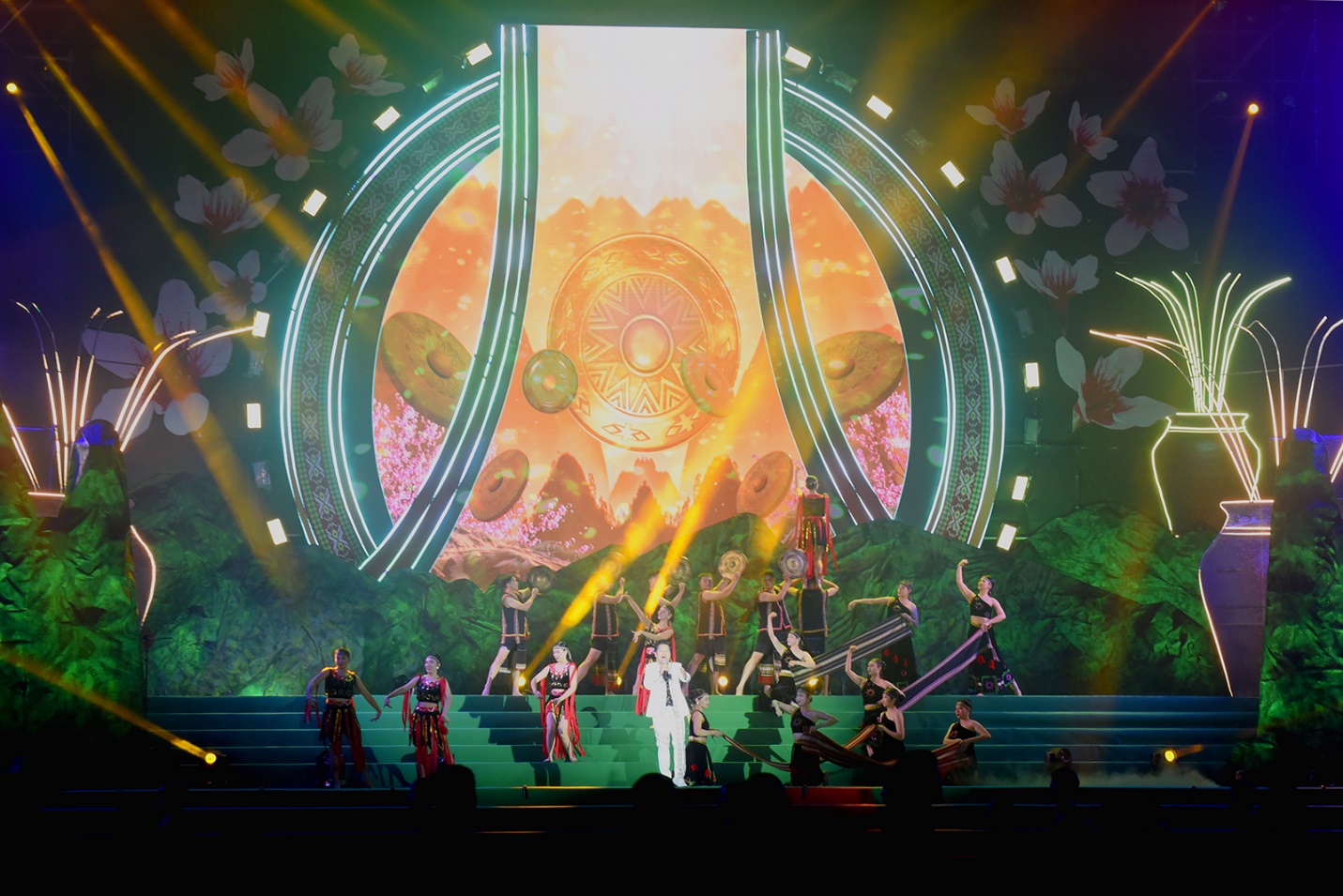 tuan le van hoa  mang den - sac hong giua dai ngan hap dan du khach - 10