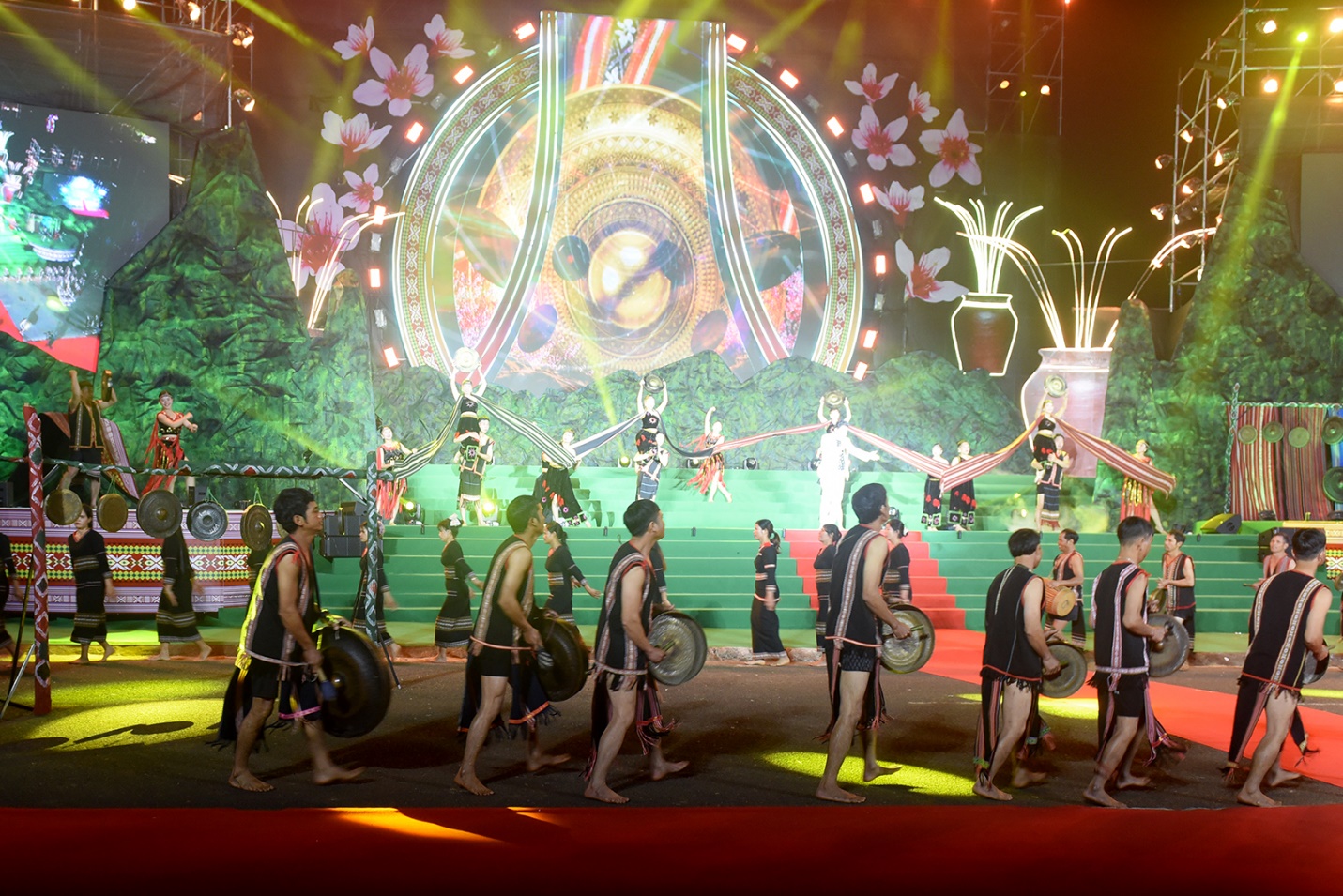 tuan le van hoa  mang den - sac hong giua dai ngan hap dan du khach - 2