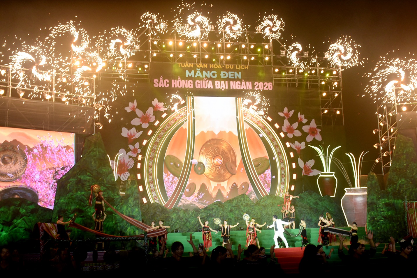 tuan le van hoa  mang den - sac hong giua dai ngan hap dan du khach - 1