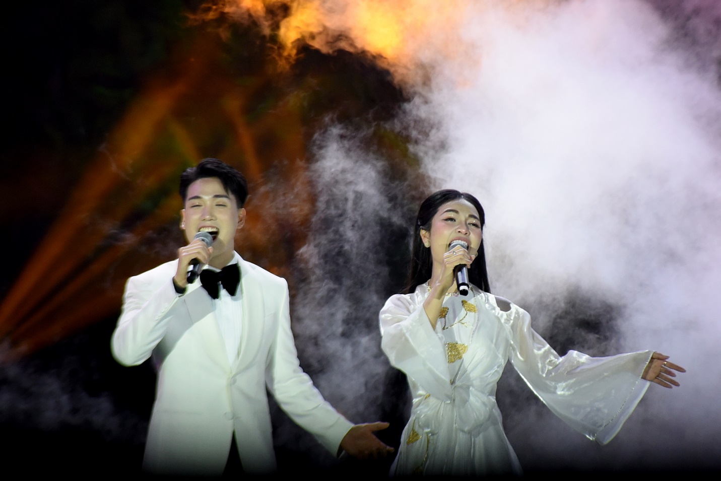 tuan le van hoa  mang den - sac hong giua dai ngan hap dan du khach - 9