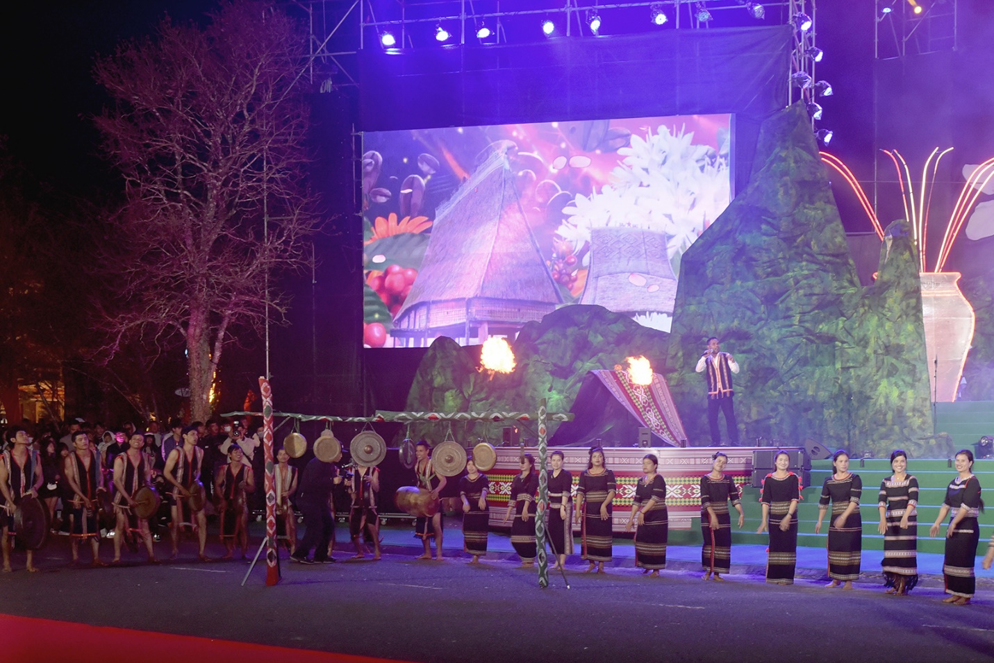 tuan le van hoa  mang den - sac hong giua dai ngan hap dan du khach - 8