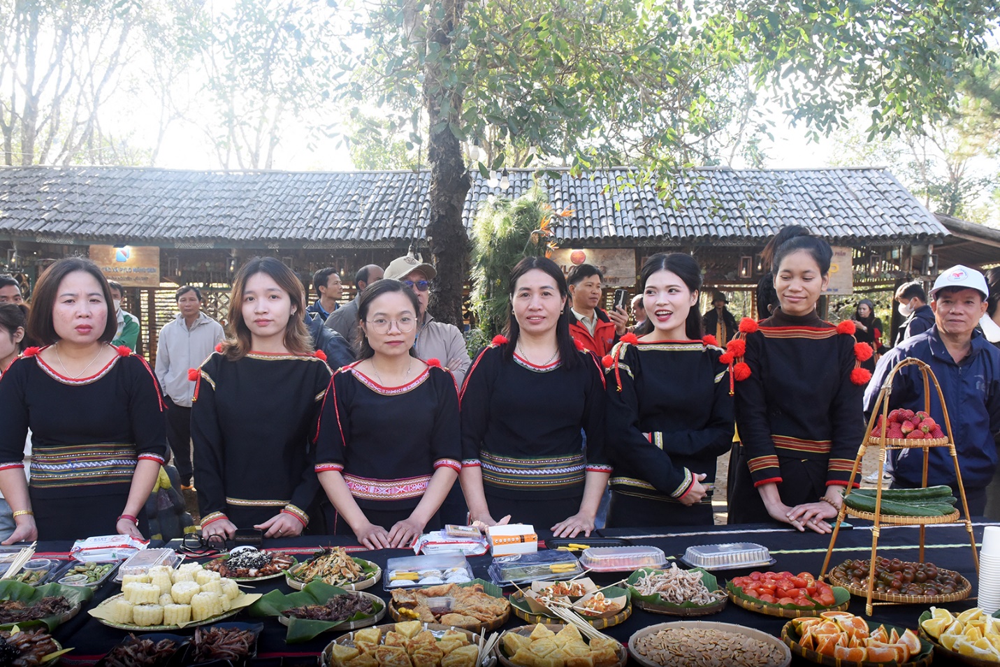 tuan le van hoa  mang den - sac hong giua dai ngan hap dan du khach - 19
