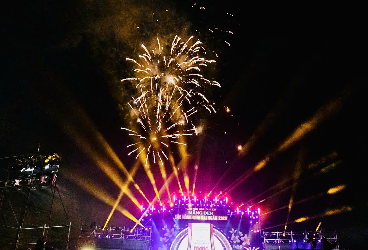 tuan le van hoa  mang den - sac hong giua dai ngan hap dan du khach - 3