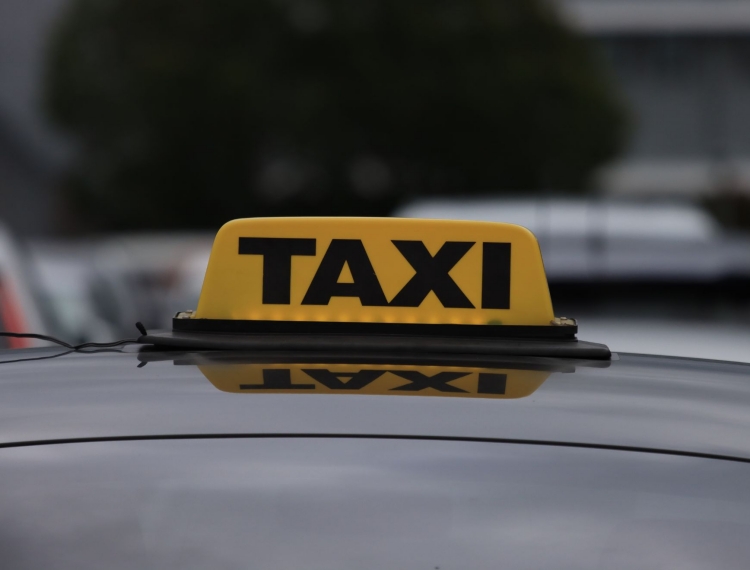 Xử phạt tài xế taxi đánh tráo tiền của du khách ở Nha Trang