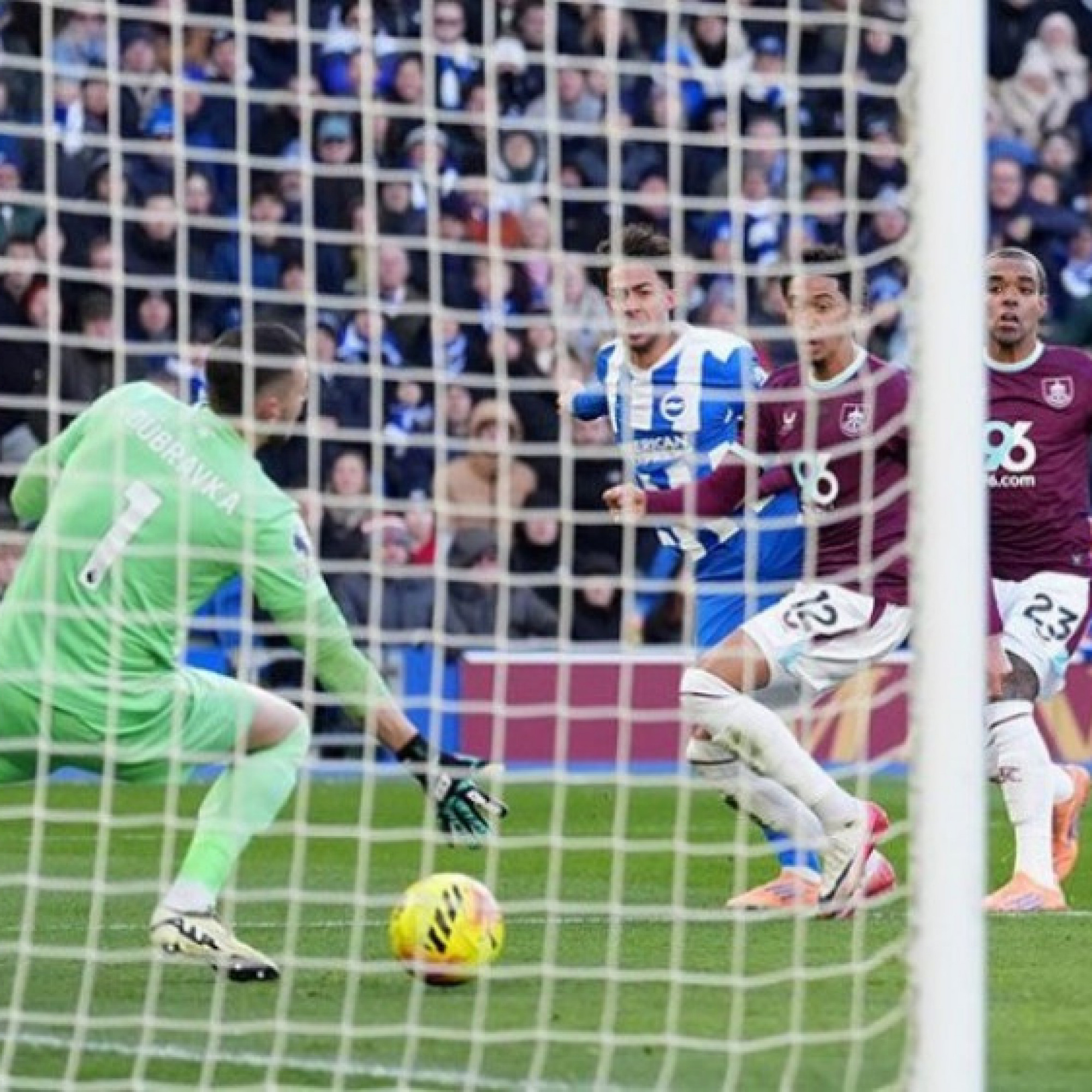  - Kết quả bóng đá Brighton - Burnley: 2 đòn từ góc hẹp (Ngoại hạng Anh)