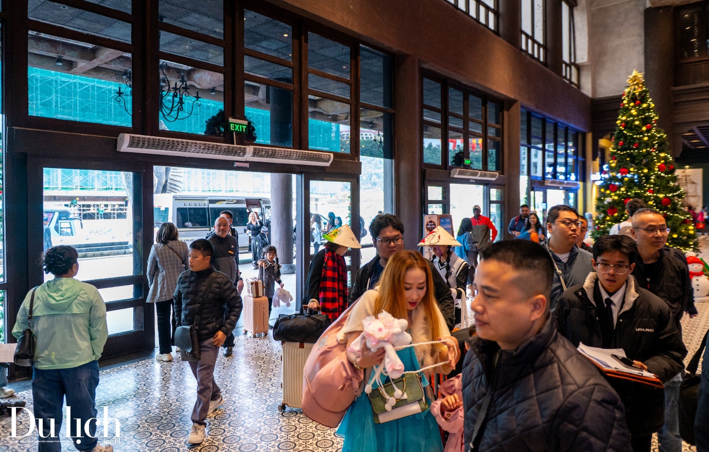 ben cang chat kin khach mua ve tham quan vinh ha long - 1