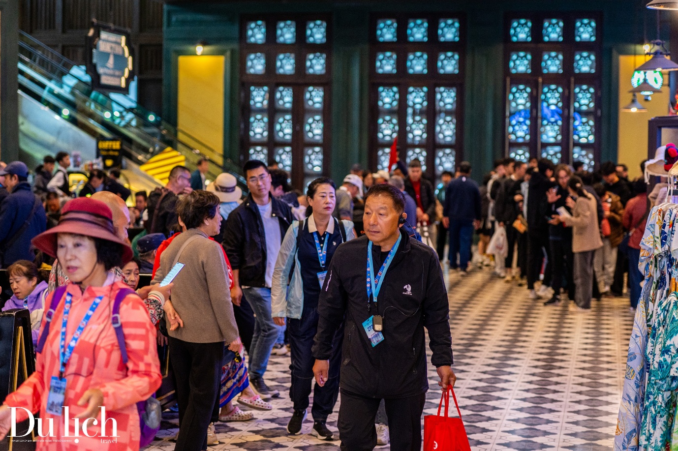 ben cang chat kin khach mua ve tham quan vinh ha long - 10