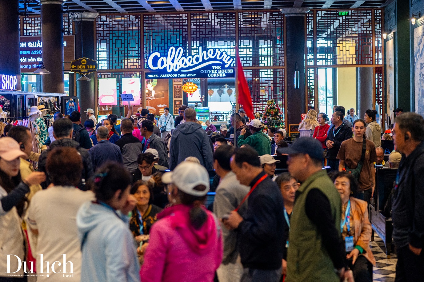 ben cang chat kin khach mua ve tham quan vinh ha long - 2