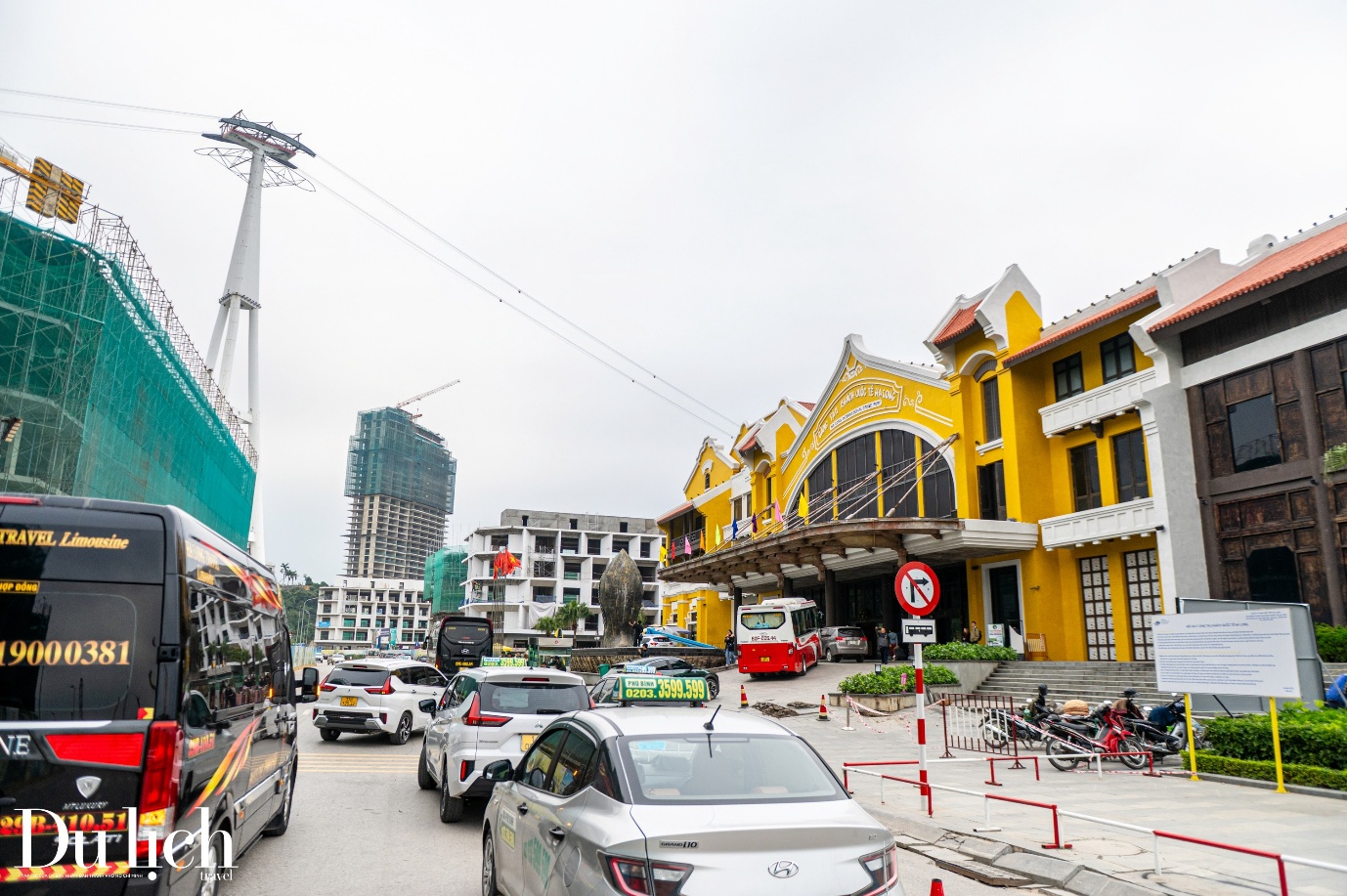 ben cang chat kin khach mua ve tham quan vinh ha long - 3