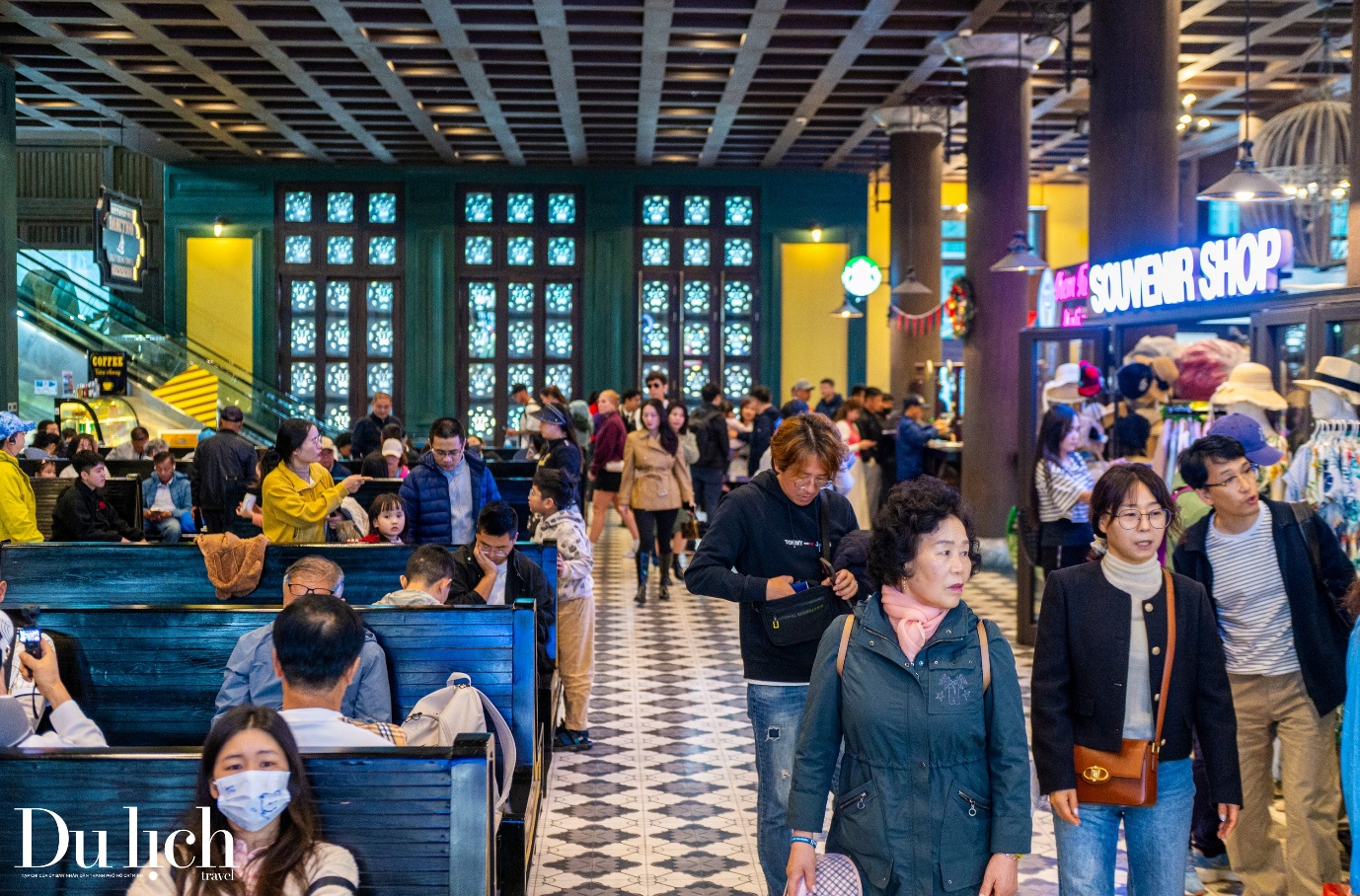 ben cang chat kin khach mua ve tham quan vinh ha long - 4