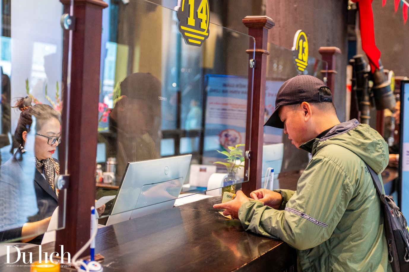 ben cang chat kin khach mua ve tham quan vinh ha long - 5