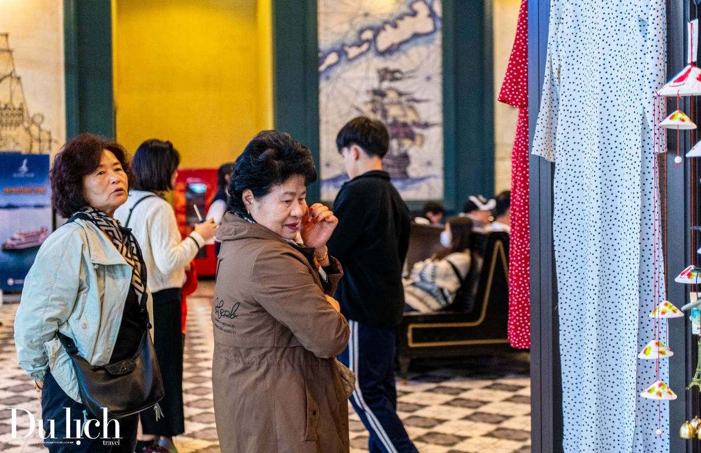 ben cang chat kin khach mua ve tham quan vinh ha long - 6