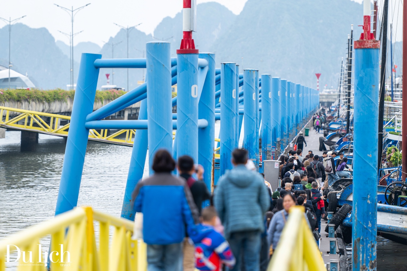 ben cang chat kin khach mua ve tham quan vinh ha long - 8