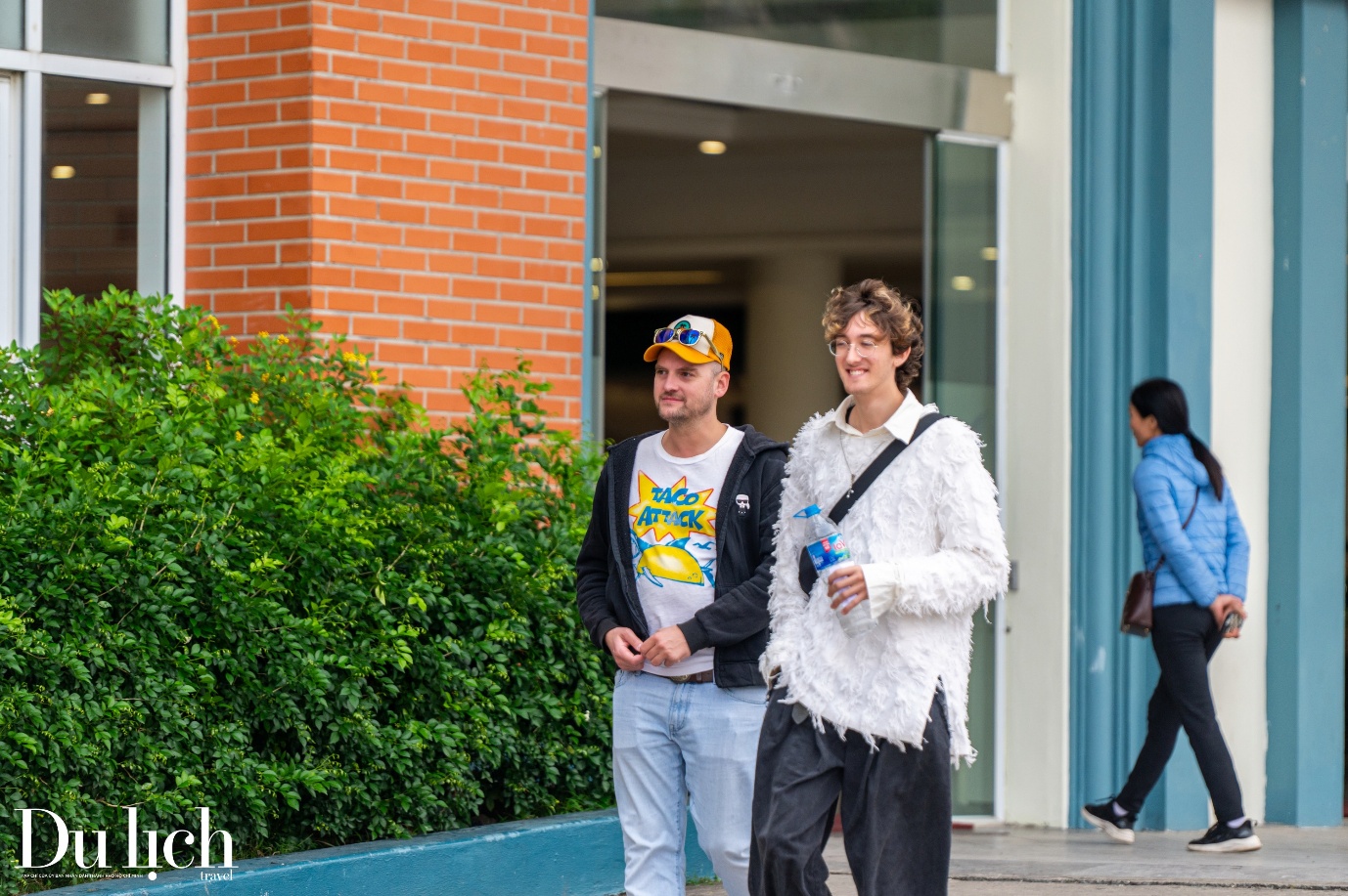 ben cang chat kin khach mua ve tham quan vinh ha long - 9