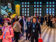 Bến cảng chật kín khách mua vé tham quan vịnh Hạ Long